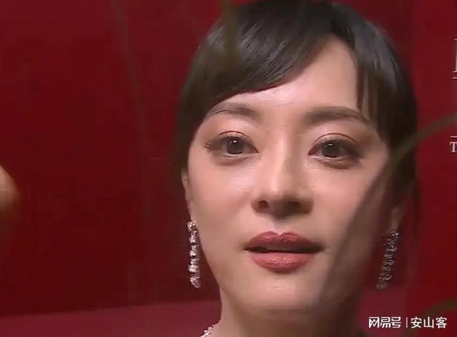 头签吓坏杨幂不敢露脸只有赵今麦扛住了！PG电子麻将胡了2模拟器芭莎之夜被镜(图6)